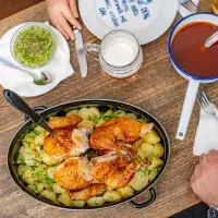 Jak na dokonalé pečené kuře? Osušit, vyvázat a péct s vývarem