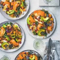 Kuře s batáty & kadeřávkový salát s misem a granátovým jablkem