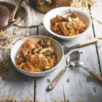 Kuře s oříškovou omáčkou, pečeným tuřínem a lesními houbami