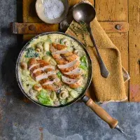 Kuře z jedné pánve se smetanovou omáčkou, žampiony a gnocchi Kuře z jedné pánve se smetanovou omáčkou, žampiony a gnocchi