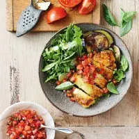 Kuřecí parmigiana s rukolou a rajčatovým salátem