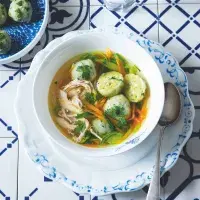 Kuřecí polévka s krupicovými knedlíčky Kuřecí polévka s krupicovými knedlíčky