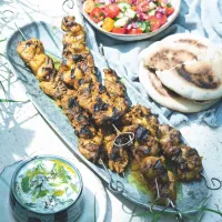 Kuřecí šavarma se salátem a tzatziki