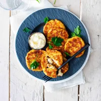 Květákové placičky se sýrem a tatarkou