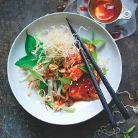 Lepkavá ryba, křupavé nudle a kedlubnový salát Lepkavá ryba, křupavé nudle a kedlubnový salát