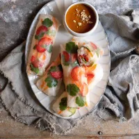 Letní závitky s jahodami a arašídovou omáčkou