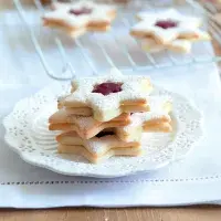 Hvězdy vánočního cukroví: Jak připravit dokonalé křehké linecké