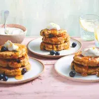 Lívance s kukuřičnou krupičkou a borůvkami