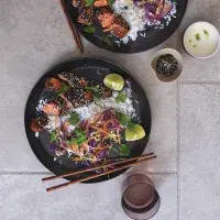 Losos v sezamu s rýží a salátkem