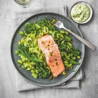 Losos s limetou, pistáciemi a zelenou zeleninou