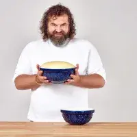 Josef Maršálek představil kolekci kameninového nádobí. V jedné z mís upečete dokonalý chléb podle jeho receptu 