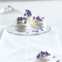 Meringue s levandulí a smetanou Meringue s levandulí a smetanou