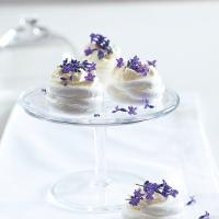 Meringue s levandulí a smetanou