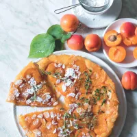 Meruňkový tarte tatin s tymiánem Meruňkový tarte tatin s tymiánem
