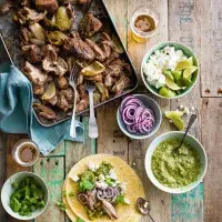 Mexické pomalu pečené vepřové maso se zelenou salsou Mexické pomalu pečené vepřové maso se zelenou salsou