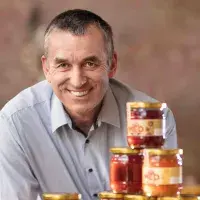 Medový someliér Milan Špaček: Med, který nezcukernatí, je nekvalitní. Nejlepší je manukový med nebo čerstvě vytočený