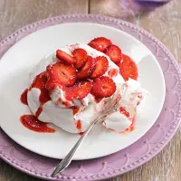 Minipavlova s jahodovou šlehačkou