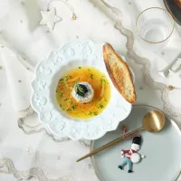 Jemný rybí tatarák s křupavou bagetou, zalitý polévkou