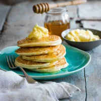 Nadýchané lívance s ricottou a šlehaným medovým máslem
