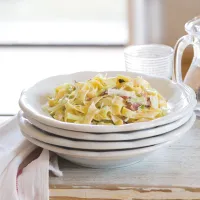 Nudle se zelím a slaninou