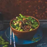 Nudle soba se zelenou zeleninou a sezamovo-zázvorovou zálivkou Nudle soba se zelenou zeleninou a sezamovo-zázvorovou zálivkou