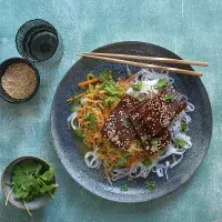 Nudlový salát se sladko-slaným tofu