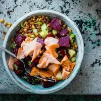 Směs obilovin s lososem a červenou řepou