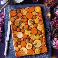 Obrácený koláč s kořenovou zeleninou a sýrovou omáčkou