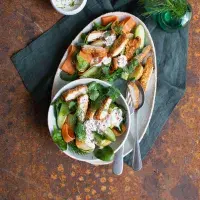 Okurkovo-bramborový salát s kuřecím řízkem z trouby