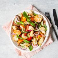 Co dělat se starým chlebem? Proměňte ho v nejlepší panzanellu – salát, který připravíte raz dva! 