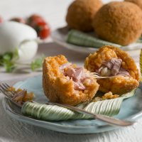 Krokety v rýžové strouhance s tuňákem a mozzarellou