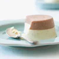 Panna cotta ochucená dvojí čokoládou Panna cotta ochucená dvojí čokoládou