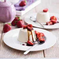 Panna cotta s balzamikovými jahodami Panna cotta s balzamikovými jahodami