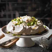 Pavlova s bezovým sirupem a kiwi