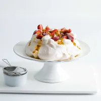 Základní Pavlova s mučenkou a jahodami