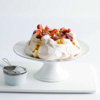 Základní Pavlova s mučenkou a jahodami