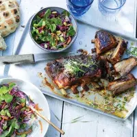 Pečená žebra se salátem