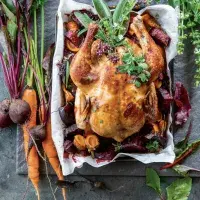 Pečené kuře s červenou řepou, mrkví a bylinkami