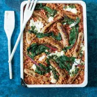 Pečené orzo s klobáskami