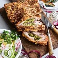 Pečený vepřový bůček s pistáciovo-olivovou nádivkou