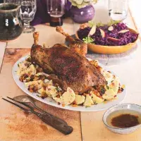 Pečená husa se zelím, bramborovými knedlíky a jablečnými škvarečky