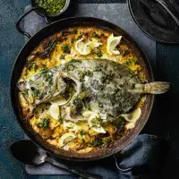 Pečená ryba svatého Petra s bramborami, fenyklem a salsou verde