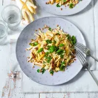 Pečený bílý chřest s těstovinami a omáčkou z tahini a citronu Pečený bílý chřest s těstovinami a omáčkou z tahini a citronu