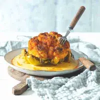 Pečený celý květák se sýrovo-pivní omáčkou