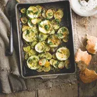 Pekáček s obří cuketou, bramborami a drcenými bylinkami s česnekem Pekáček s obří cuketou, bramborami a drcenými bylinkami s česnekem