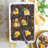 Pekáček s polentou, čočkovo-lilkovým ragú a vejci