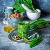 Pesto z medvědího česneku a vlašských ořechů Pesto z medvědího česneku a vlašských ořechů