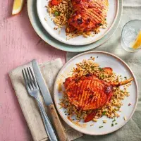 Pikantní kotlety s pečenou mrkví a rýžovým salátem