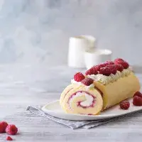 Piškotová roláda s malinami a vanilkovým krémem