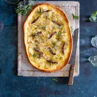 Pizza s bramborami, rozmarýnem a sardelkami Pizza s bramborami, rozmarýnem a sardelkami
